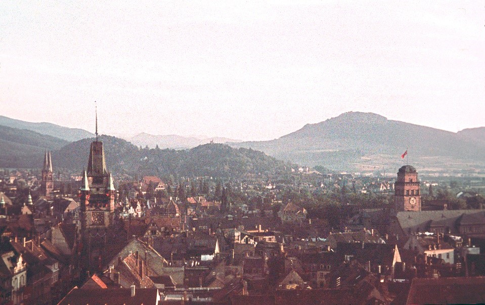Blick über das historische Freiburg in Richtung Martinstor und Schönberg.