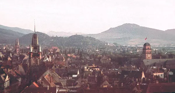 Blick über das historische Freiburg in Richtung Martinstor und Schönberg. Foto: Augustinermuseum Freiburg, Sammlung Fehrenbach, Inv. 2016/0.81 Blick über das historische Freiburg in Richtung Martinstor und Schönberg. Foto: Augustinermuseum Freiburg, Sammlung Fehrenbach, Inv. 2016/0.81