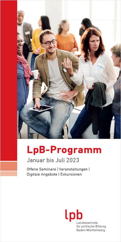 Flyer LpB-Programm 2023-1. Foto: Seminargruppe im Gespräch. Adobe Stock