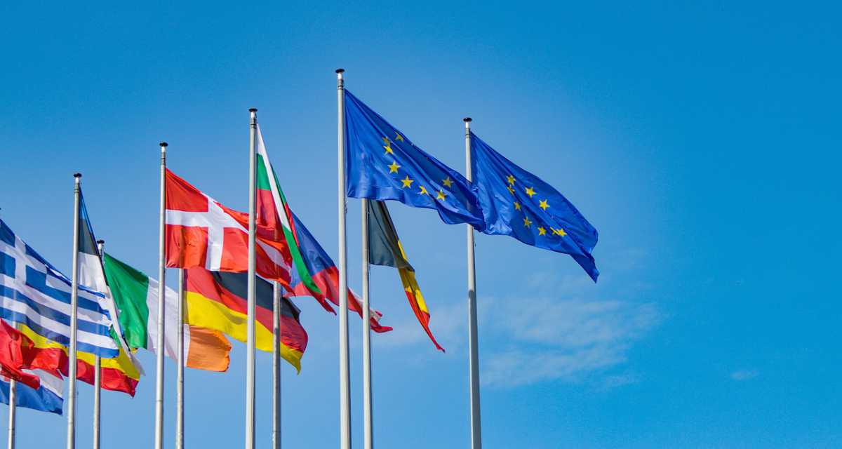 Flaggen der EU und europäischer Staaten.