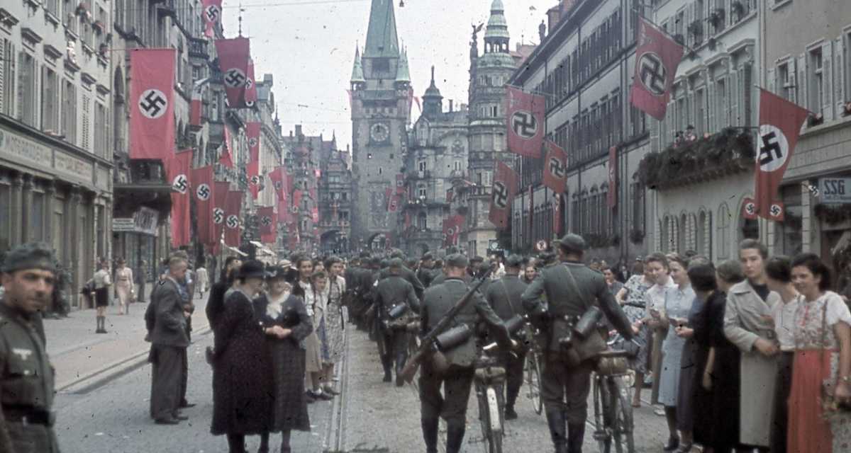 Truppenparade 1940. Im Hintergrund das Martinstor.