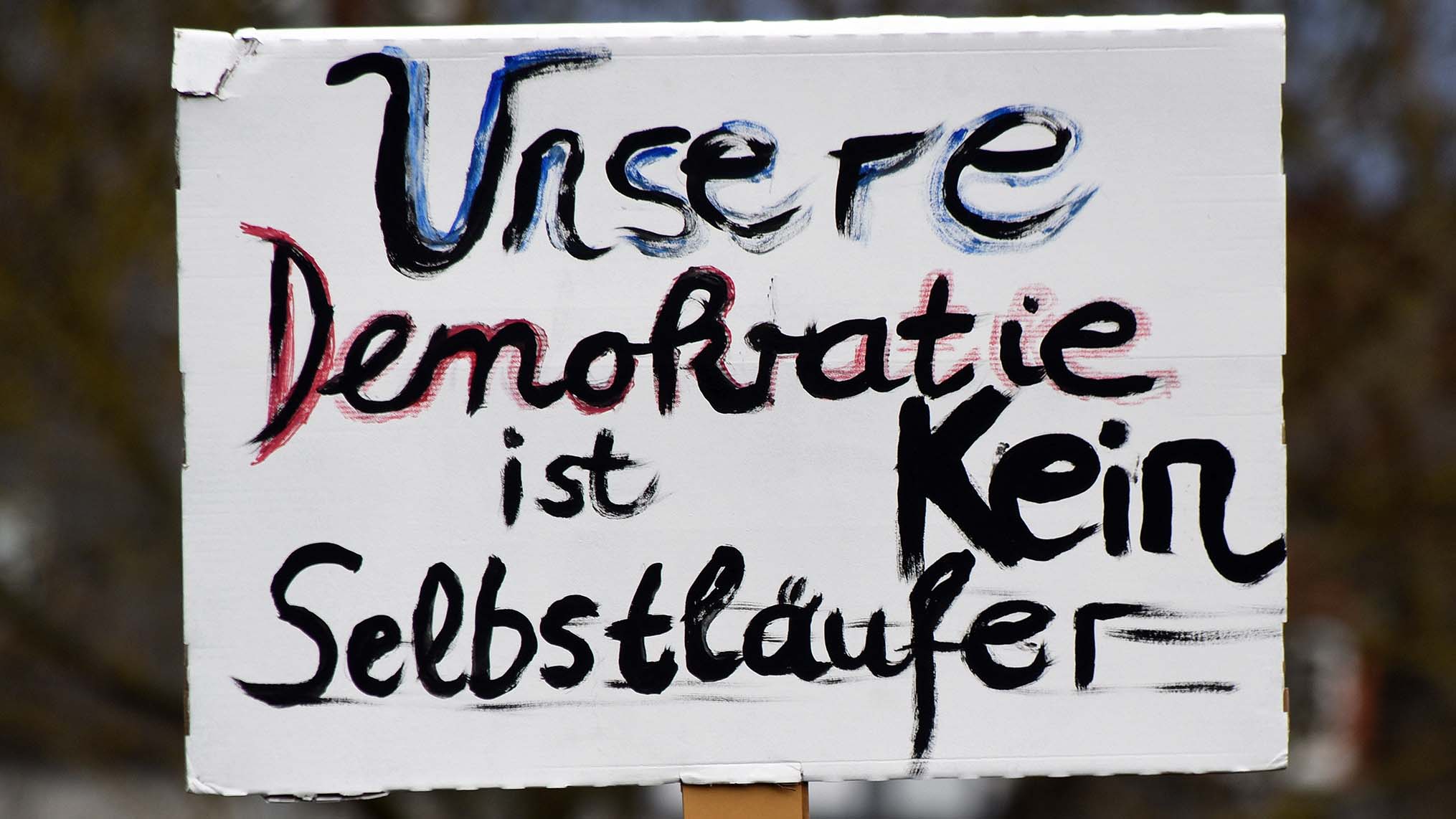 demokratie_schild_kein-selbstlaeufer / Quelle: AdobeStock_734282663 demokratie_schild_kein-selbstlaeufer